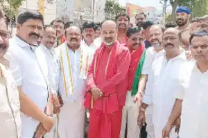Bandi urges Munnuru Kapus to succeed in all areas