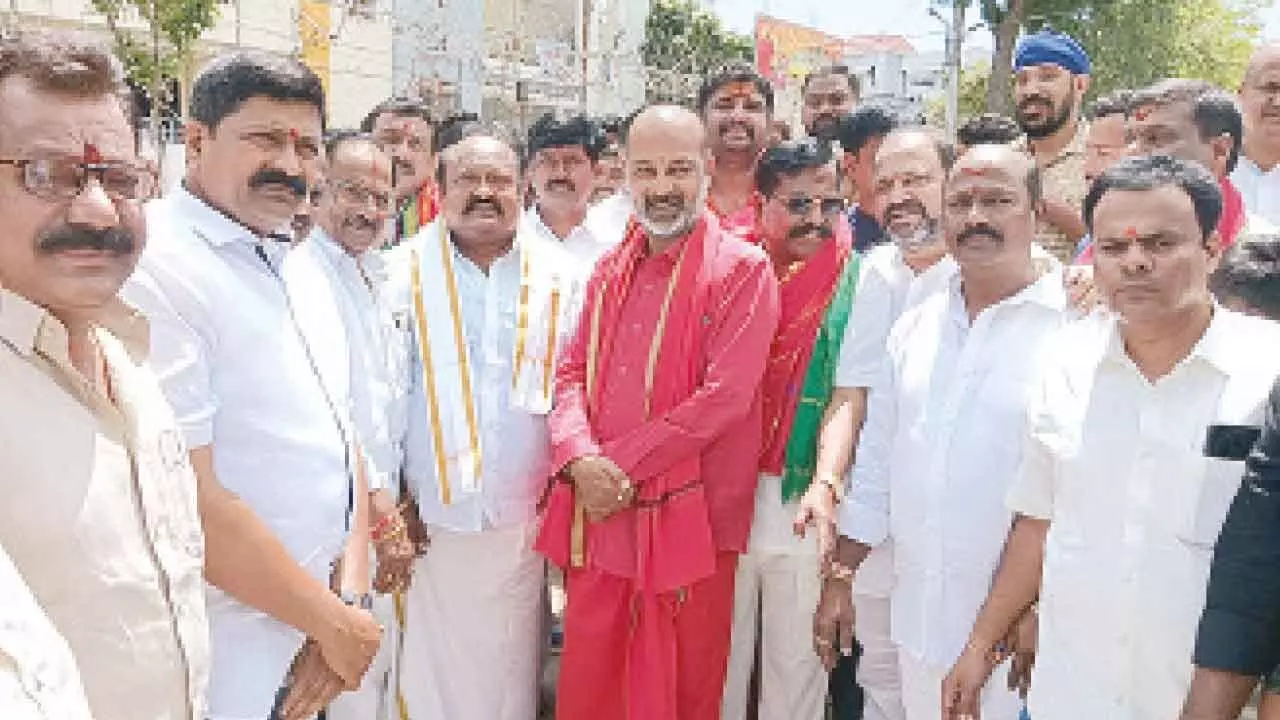 Bandi urges Munnuru Kapus to succeed in all areas