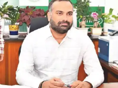 City sanitation head warns staff about cleanliness issues