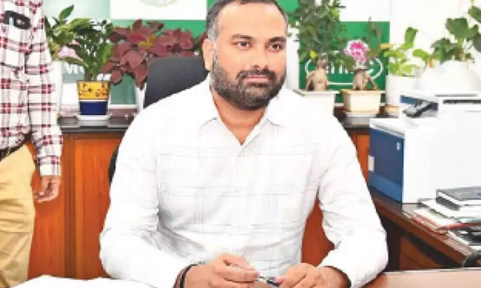 City sanitation head warns staff about cleanliness issues