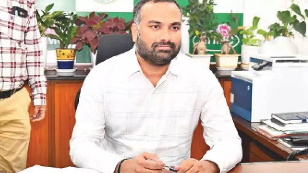 City sanitation head warns staff about cleanliness issues