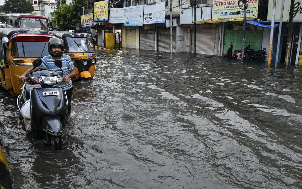 Heavy rain hits Hyderabad and Telangana as Cyclone Montha weakens