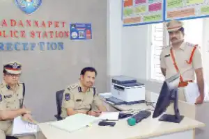 Sajjanar makes unexpected visit to Madannapet police station