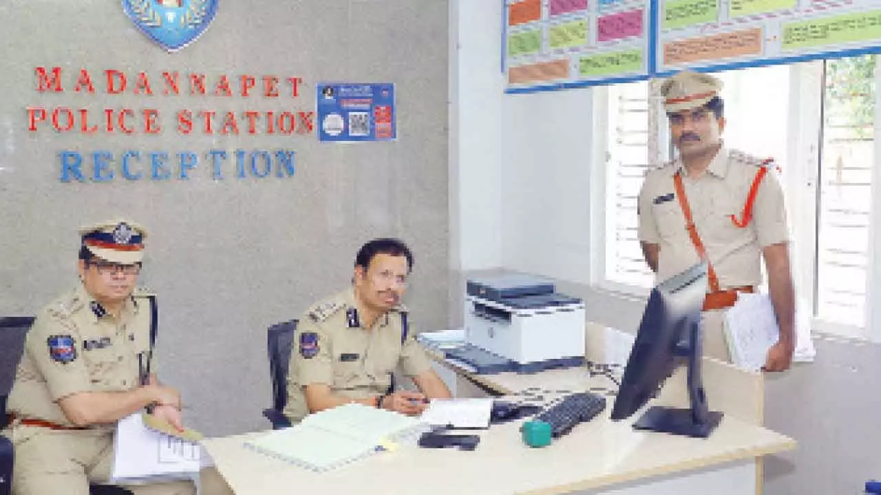 Sajjanar makes unexpected visit to Madannapet police station