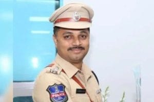 Thief attacks police officer in Hyderabad, police shoot back