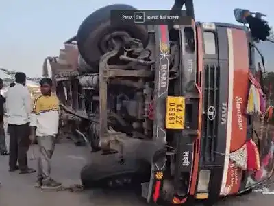 Lorry overturns in Vikarabad