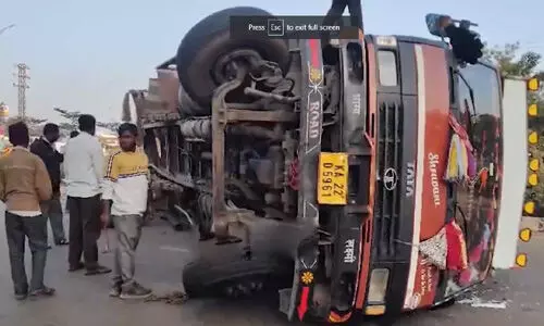 Lorry overturns in Vikarabad