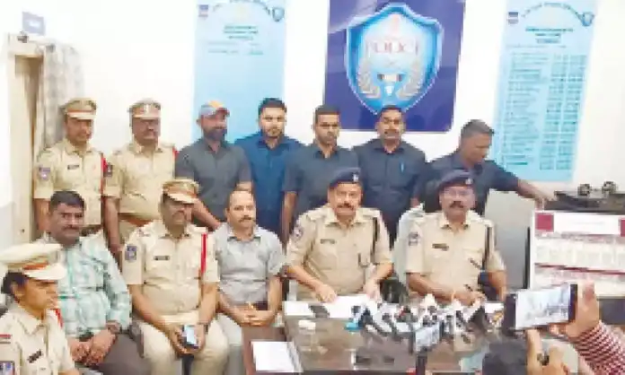 Police catch fake money makers in Mehdipatnam