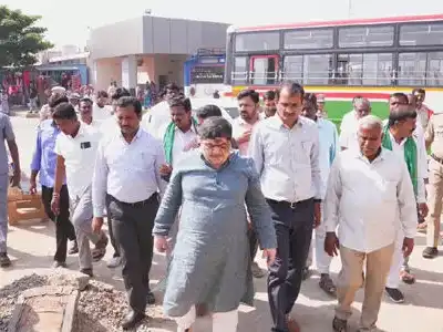 Ponnam urges for a link canal at Husnabad bus station