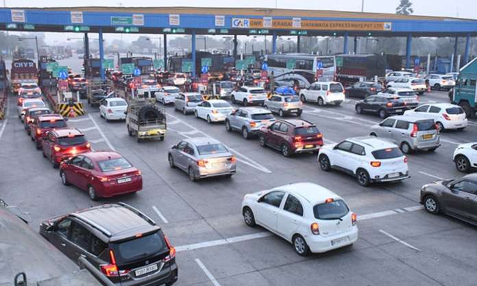 Heavy Traffic Congestion Hits Hyderabad-Vijayawada Highway as Holiday Travelers Head Home