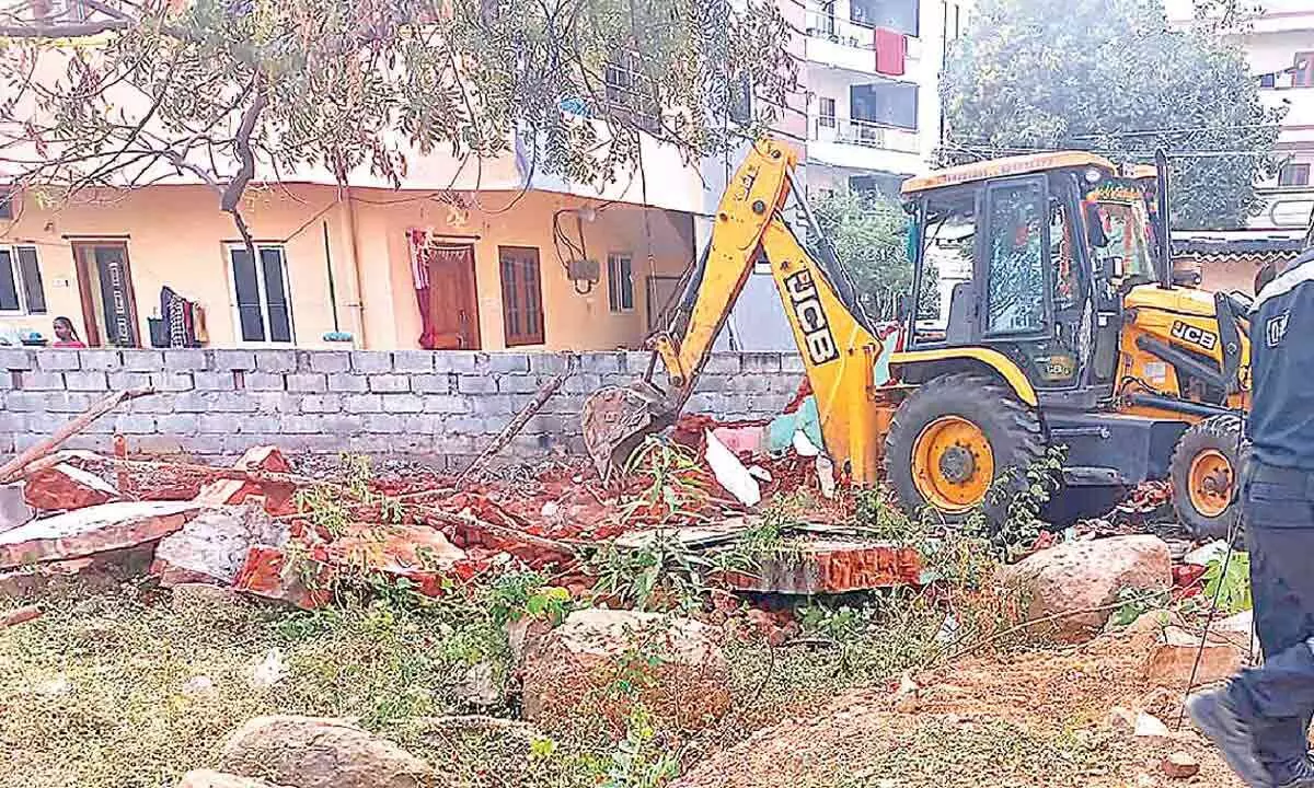 HYDRAA reclaims Rs 35 crore park land from illegal occupants in city