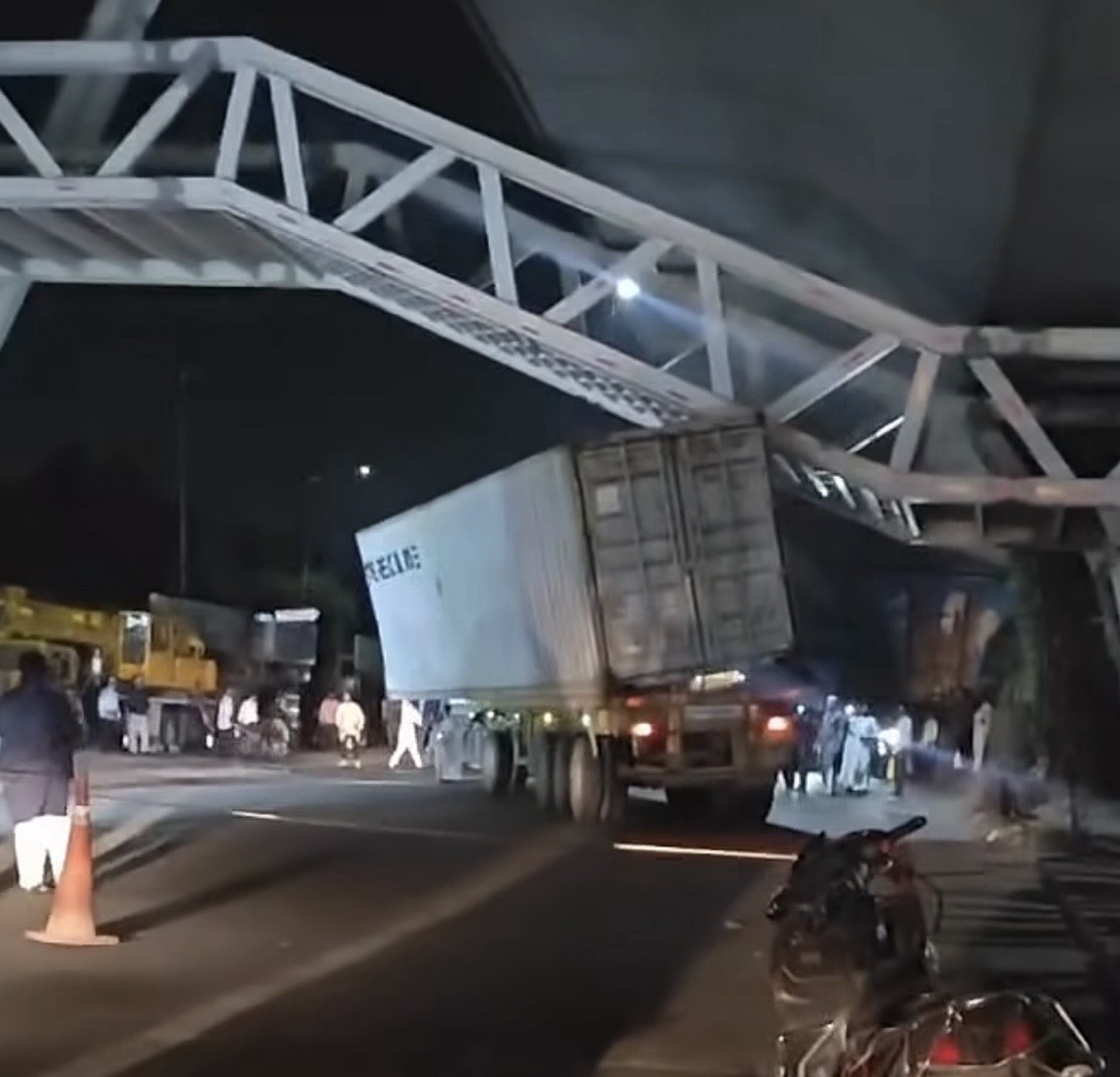 Mehdipatnam Footover Bridge Damaged as Truck Hits Low-Height Structure, Design Faces Criticism
