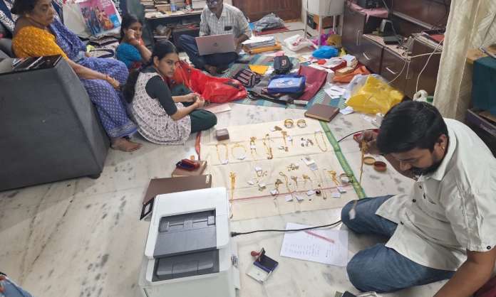 ACB Busts Warangal Sub-Registrar Office: ₹67 Lakh Cash, Gold Seized in Corruption Raid