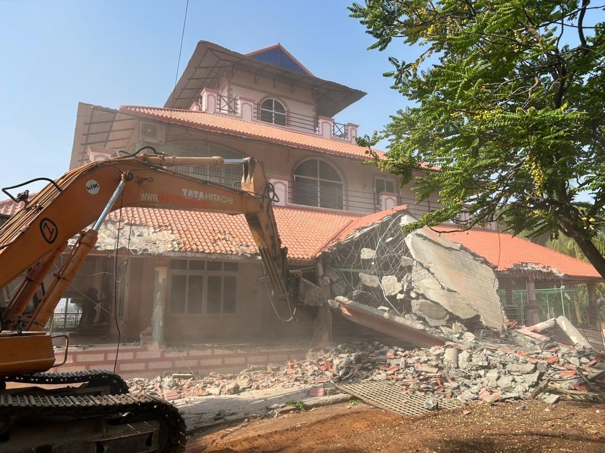 Hydra Demolishes Illegal Guest House and 6-Story Building in Ameenpur Operation
