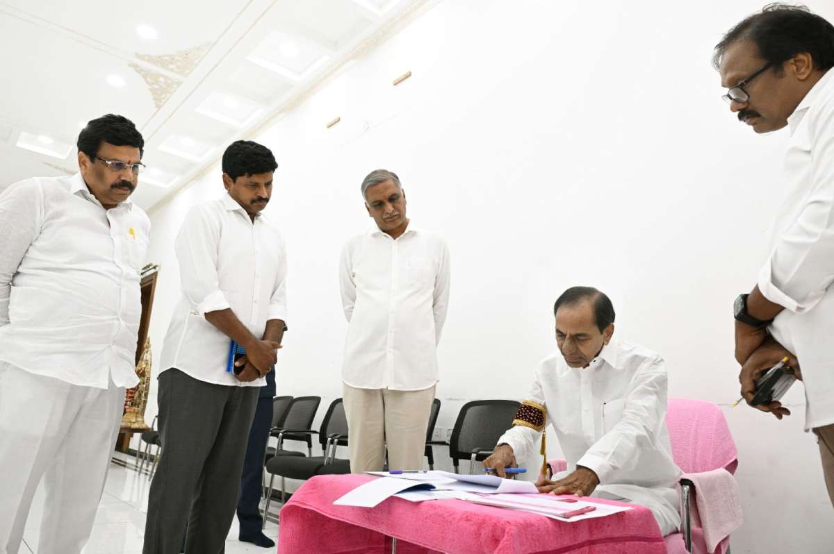 KCR Directs BRS to Launch Statewide Digital Membership Drive Across Telangana
