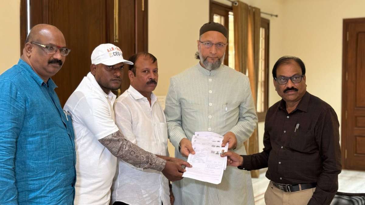 Asaduddin Owaisi Urges Citizens to Complete Enumeration Forms Under Special Intensive Revision